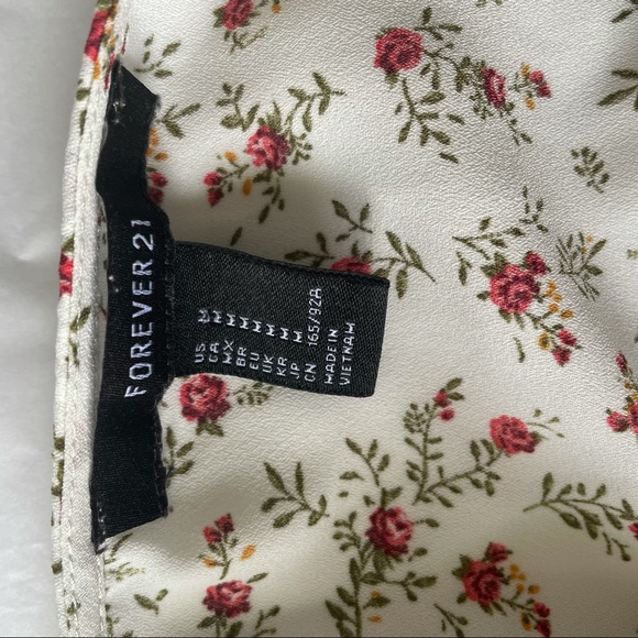 Forever 21 Floral button blouse. M - Picture 5 of 6